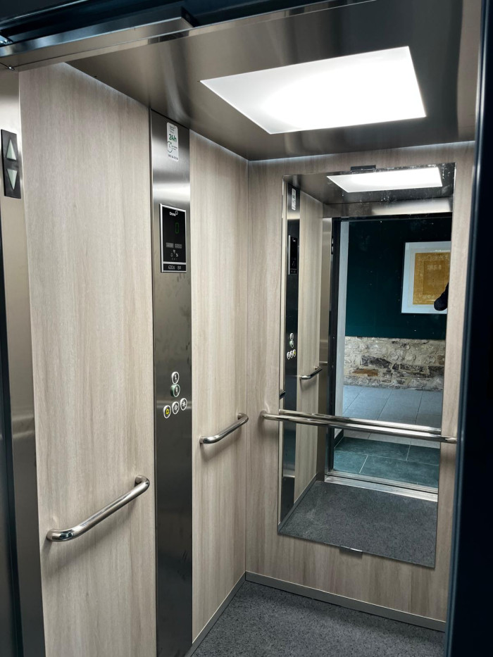 Foto ascensor restauración (interior)